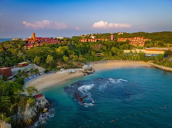 Vista aérea de una playa y un hotel en Huatulco