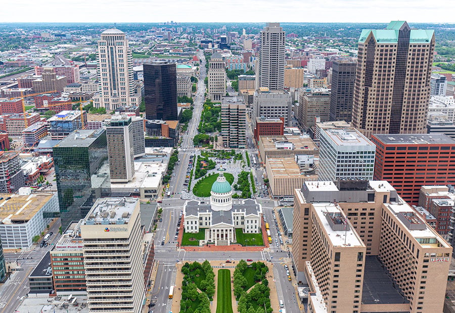 Old Courthouse and downtown St. Louis skyline.