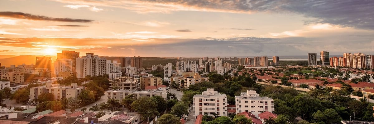 Vista del Malecรณn del Rรญo en Barranquilla, Colombia. Encuentra vuelos a Barranquilla y disfruta de su Carnaval y su energรญa caribeรฑa.