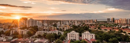 Vista del Malecón del Río en Barranquilla, Colombia. Encuentra vuelos a Barranquilla y disfruta de su Carnaval y su energía caribeña.