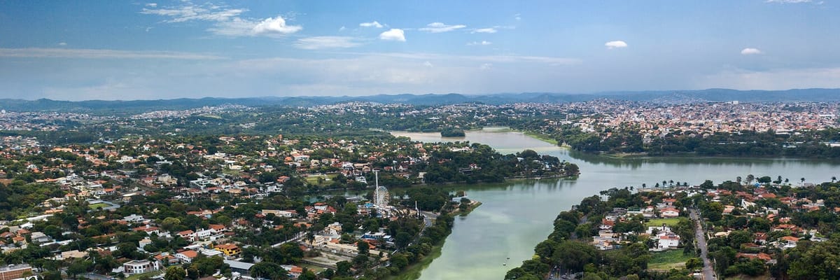 Vista de Belo Horizonte, Brasil, con el icรณnico Complejo Pampulha. Encuentra vuelos a Belo Horizonte y disfruta de su arquitectura y gastronomรญa minera.
