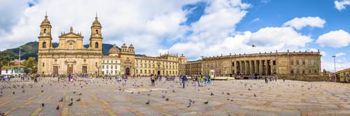 Vista panorรกmica de Bogotรก, Colombia, con el Cerro de Monserrate y su moderna arquitectura. Encuentra vuelos a Bogotรก y disfruta de su cultura, gastronomรญa y vida nocturna.
