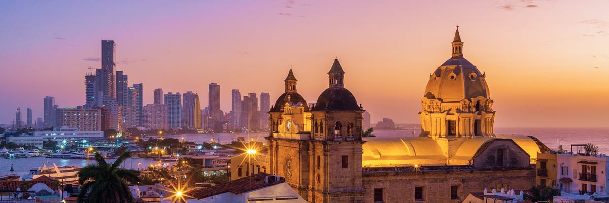 Vista del centro histรณrico de Cartagena, Colombia, con su arquitectura colonial. Encuentra vuelos a Cartagena y descubre su historia y playas caribeรฑas.