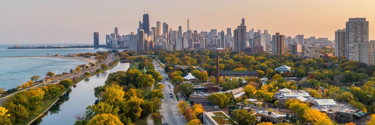 Vista del skyline de Chicago con el lago Mรญchigan. Encuentra vuelos a Chicago y disfruta de su arquitectura icรณnica y vibrante cultura.