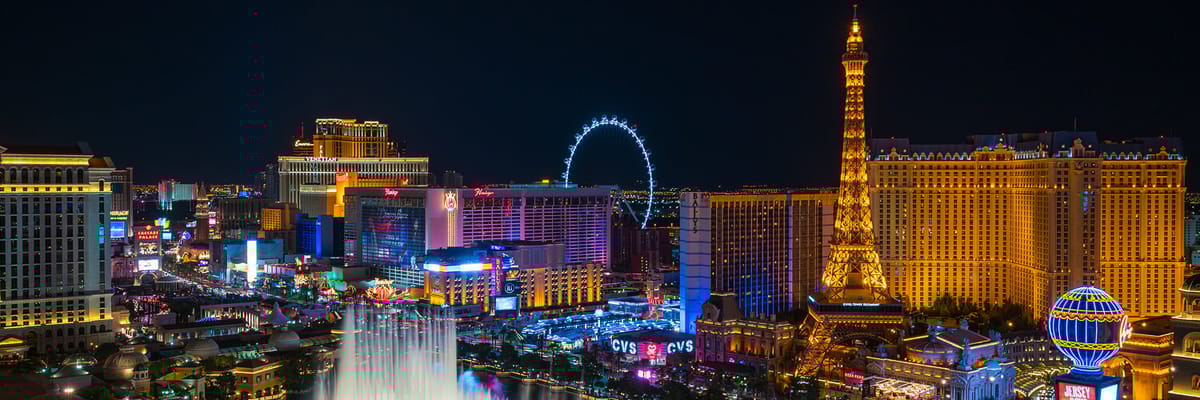 Vista de la famosa Strip de Las Vegas iluminada de noche. Encuentra vuelos a Las Vegas y vive la emociรณn de sus casinos y espectรกculos