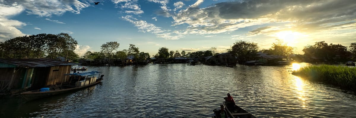 Vista del Amazonas en Leticia, Colombia, con su exuberante biodiversidad. Encuentra vuelos a Leticia y explora la selva amazรณnica.