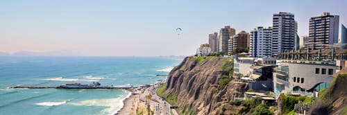 Vista de la Costa Verde en Lima, Perรบ, con acantilados y el ocรฉano Pacรญfico. Encuentra vuelos a Lima y disfruta de su gastronomรญa de clase mundial.