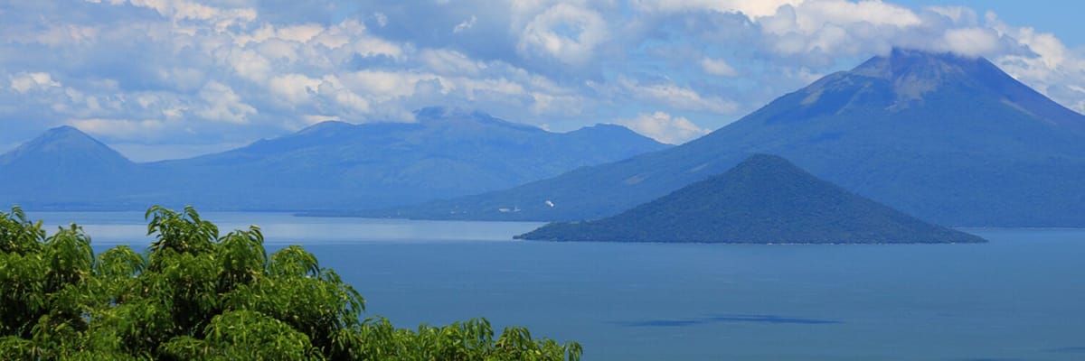 Vista de Managua, Nicaragua, con el lago Xolotlรกn. Encuentra vuelos a Managua y explora su historia y volcanes cercanos
