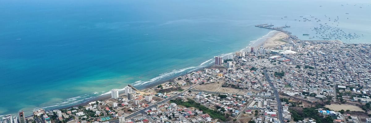 Vista de Manta, Ecuador, con su hermoso litoral del Pacรญfico. Encuentra vuelos a Manta y disfruta de sus playas y gastronomรญa marina