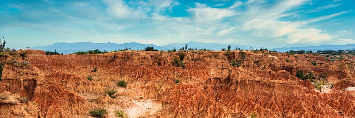 Vista de Neiva, Colombia, con su entorno natural y cercanรญa al Desierto de la Tatacoa. Encuentra vuelos a Neiva y explora su riqueza cultural, gastronรณmica y ecoturรญstica
