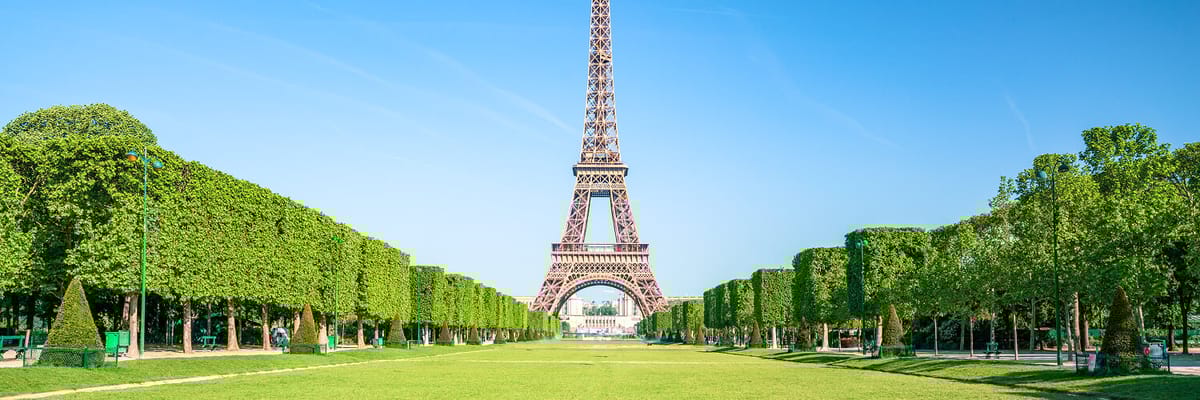 Vista de la Torre Eiffel y el rรญo Sena en Parรญs, Francia. Encuentra vuelos a Parรญs y descubre su arte, moda y gastronomรญa