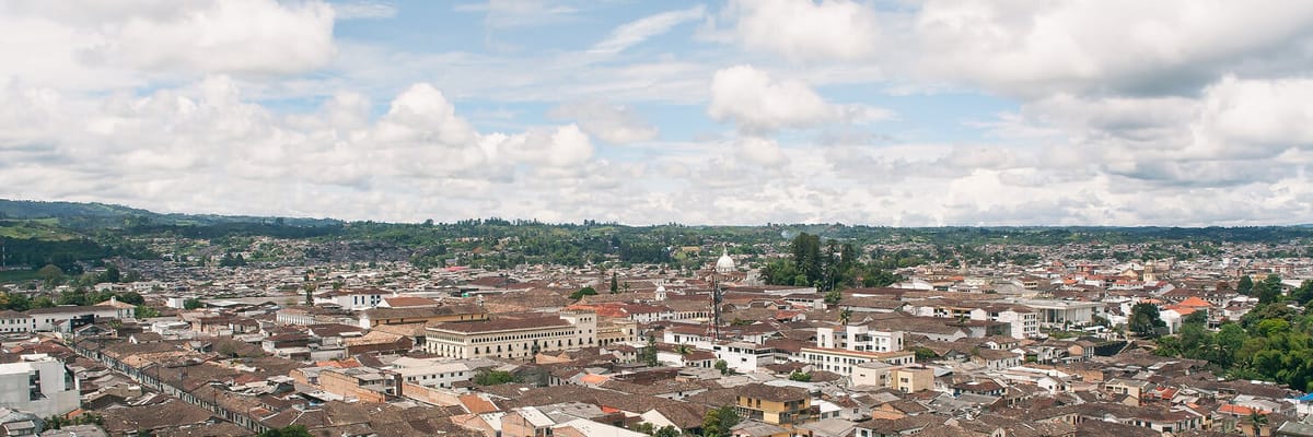Vista de la ciudad blanca de Popayรกn, Colombia, con su arquitectura colonial y montaรฑas de fondo. Reserva vuelos a Popayรกn y disfruta de su historia y gastronomรญa