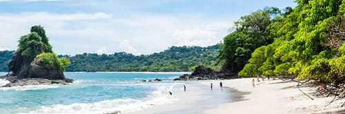 Vista panorรกmica de San Josรฉ, Costa Rica, rodeada de montaรฑas verdes. Reserva vuelos a San Josรฉ y explora su biodiversidad y cultura.