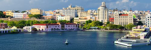 Vista del Viejo San Juan, Puerto Rico, con sus coloridas calles coloniales. Reserva vuelos a San Juan y sumรฉrgete en su historia y playas paradisรญacas