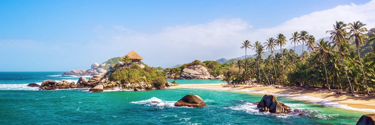 Vista de la bahรญa de Santa Marta, Colombia, con el Parque Tayrona de fondo. Reserva vuelos a Santa Marta y descubre playas paradisรญacas y cultura indรญgena.