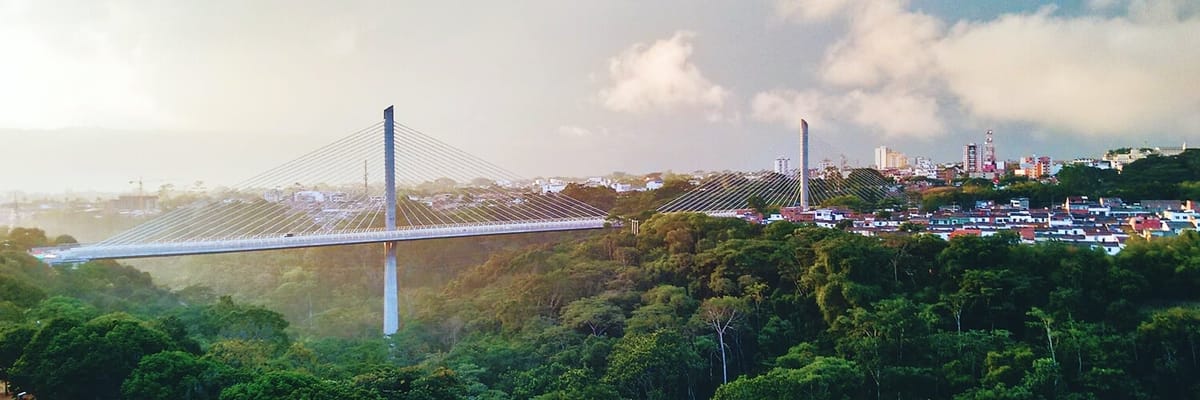 Vista de Bucaramanga, Colombia, con sus montaรฑas y espacios verdes. Encuentra vuelos a Bucaramanga y disfruta de su clima y cultura santandereana.