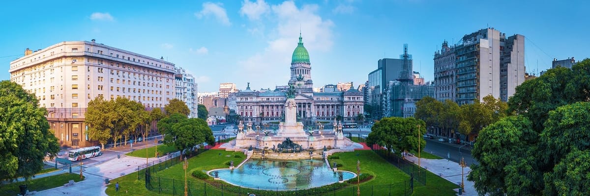 Vista del Obelisco en Buenos Aires, Argentina. Encuentra vuelos a Buenos Aires y disfruta del tango, el fรบtbol y su gastronomรญa.