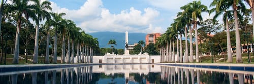 Vista panorámica de Caracas, Venezuela, con el imponente Ávila al fondo. Encuentra vuelos a Caracas y descubre su cultura vibrante y su diversidad gastronómica