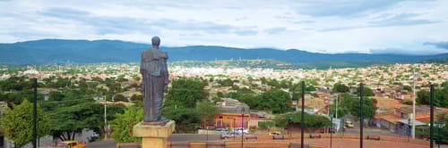 Vista aérea de Cúcuta, Colombia, con su frontera con Venezuela. Reserva vuelos a Cúcuta y explora su historia y comercio binacional.