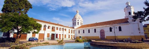 Vista del centro histรณrico de Cuenca, Ecuador, con sus iglesias coloniales. Reserva vuelos a Cuenca y explora su encanto patrimonial.