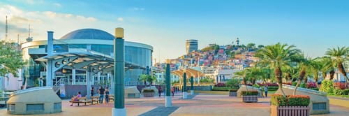 Vista del Malecรณn 2000 en Guayaquil, Ecuador, con el rรญo Guayas de fondo. Encuentra vuelos a Guayaquil y disfruta de su vibrante vida urbana, gastronomรญa y cultura costera