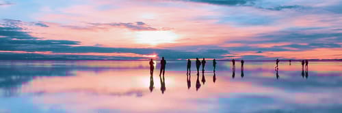 Vista panorรกmica de La Paz, Bolivia, con el majestuoso Illimani al fondo. Encuentra vuelos a La Paz y descubre su cultura andina y paisajes de altura.