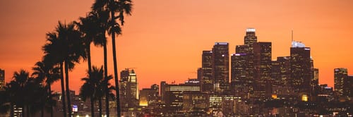 Vista aรฉrea de Los รngeles, California, con el famoso letrero de Hollywood. Reserva vuelos a Los รngeles y disfruta de su glamour y playas.