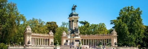 Vista del skyline de Madrid, Espaรฑa, con la Gran Vรญa y la Puerta del Sol. Reserva vuelos a Madrid y sumรฉrgete en su historia, gastronomรญa y vibrante vida nocturna.