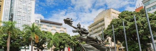 Vista de Pereira, Colombia, en el corazรณn del Eje Cafetero. Encuentra vuelos a Pereira y explora su cultura cafetera y paisajes montaรฑosos.