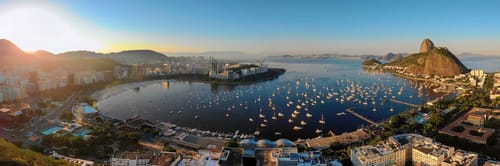 Vista del Cristo Redentor en Río de Janeiro, Brasil. Reserva vuelos a Río y vive la alegría de sus playas y su carnaval
