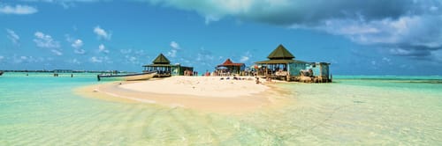 Vista aรฉrea de la isla de San Andrรฉs, Colombia, rodeada por el 'Mar de los Siete Colores'. Encuentra vuelos a San Andrรฉs y disfruta de su belleza caribeรฑa.
