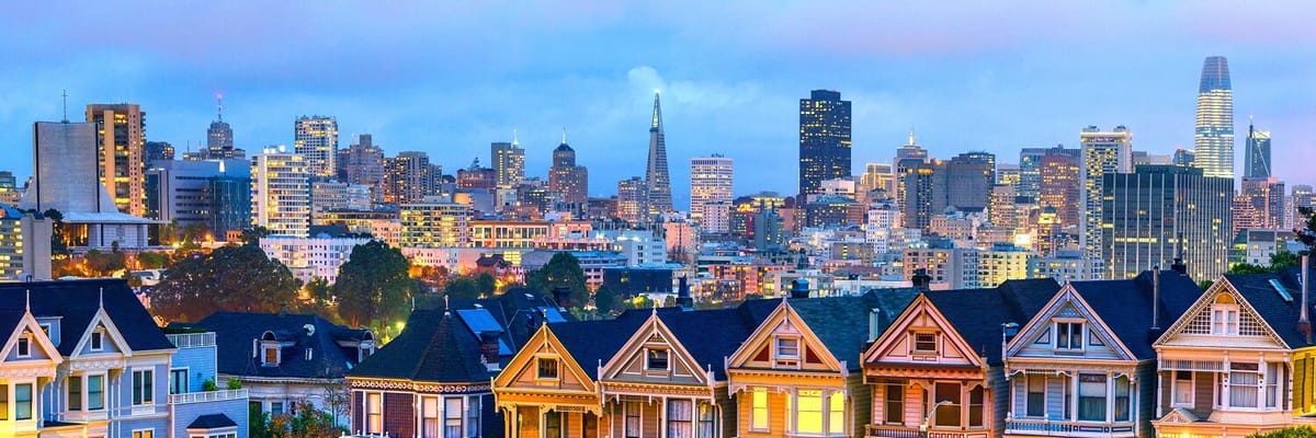 Vista panorรกmica de San Francisco, California, con el icรณnico puente Golden Gate. Encuentra vuelos a San Francisco y explora su diversidad, tecnologรญa y cultura vibrante