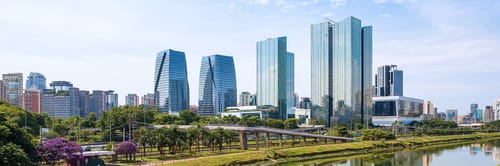 Vista aรฉrea de Sรฃo Paulo, Brasil, con su moderno skyline y vibrante vida urbana. Reserva vuelos a Sรฃo Paulo y explora su cultura, negocios y gastronomรญa