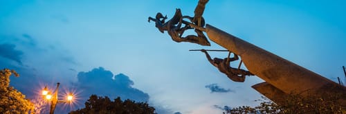 Vista de Valledupar, Colombia, cuna del vallenato, rodeada de la Sierra Nevada de Santa Marta. Reserva vuelos a Valledupar y vive su mรบsica, cultura y paisajes naturales รบnicos.