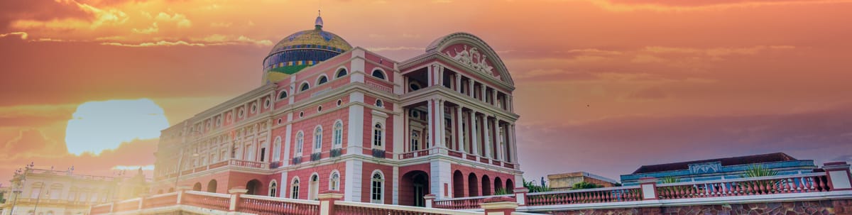 El majestuoso Teatro Amazonas en Manaos, Brasil, con su arquitectura neoclรกsica. Encuentra vuelos a Manaos y adรฉntrate en la selva amazรณnica
