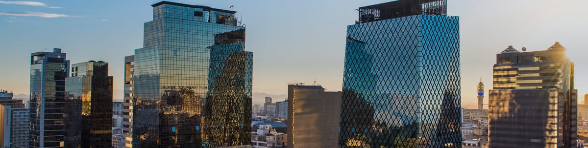 Vista del skyline de Santiago de Chile con la Cordillera de los Andes. Encuentra vuelos a Santiago y explora su cultura y gastronomรญa