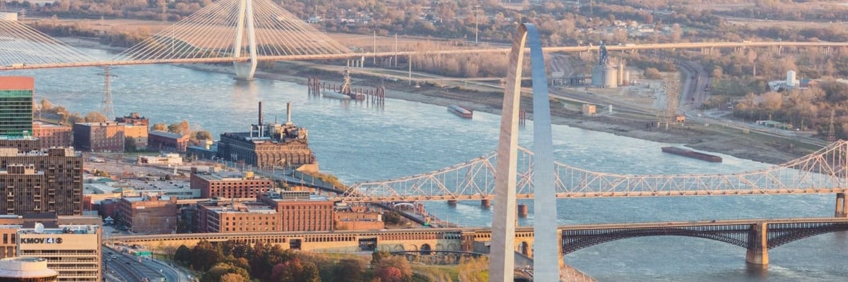 Monumento Gateway Arch en St. Louis con la ciudad y el río Misisipi.