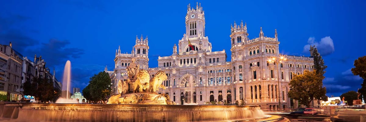 Plaza de Cibeles in Madrid at night
