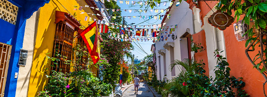Colourful street scene in Getsemaní with murals, balconies, and local cafés.
