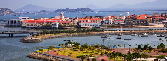 Vista del Casco Viejo con edificios históricos, tejados y borde costero en Ciudad de Panamá.