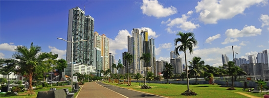 Paseo junto al mar con rascacielos y zonas verdes en la Cinta Costera de Ciudad de Panamá.