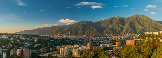 Vista panorámica de Caracas con el cerro El Ávila al fondo al atardecer, Venezuela.