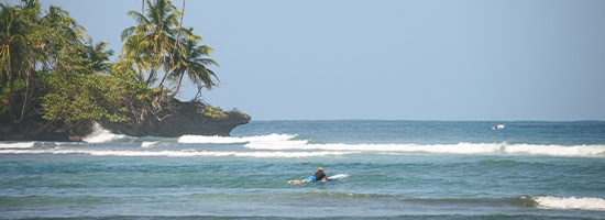 Costa, agua y entorno insular en Isla Carenero, Panamá.