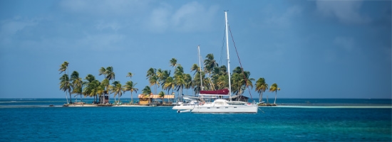 Agua turquesa y embarcaciones en el archipiélago de San Blas, Panamá.