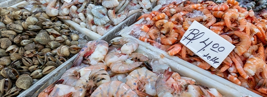 Puestos de pescado y marisco fresco en el Mercado de Mariscos de Ciudad de Panamá.
