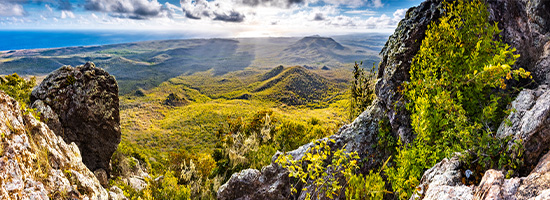 Paisaje seco y montañoso del Parque Nacional Christoffel con vegetación nativa de Curazao.