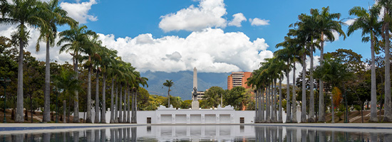Palmeral, monumento central y espejo de agua en el Paseo Los Próceres de Caracas, Venezuela.