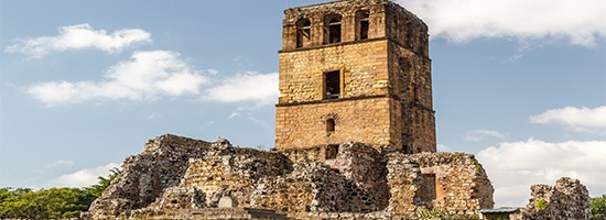 Torre de piedra y ruinas arqueológicas en Panamá Viejo, Ciudad de Panamá.