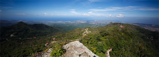 Paisaje natural y montañoso de la Sierra Maestra en Santiago de Cuba.