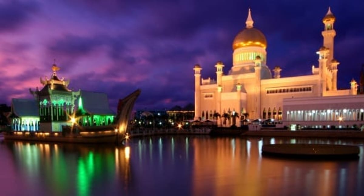 東京発バンダルスリブガワン行きのフライトを検索